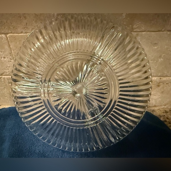 KIG Indonesia clear glass dinner plate or appetizer starburst pattern. Vintage - Picture 3 of 5